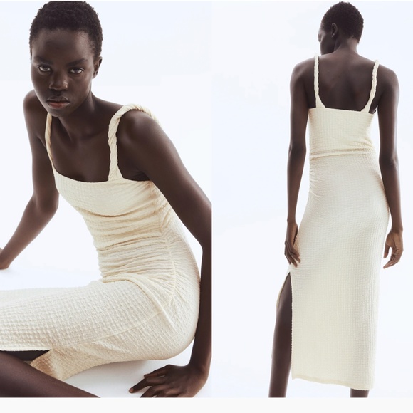 H&M Dresses & Skirts - Textured jersey midi dress. Beige. Size M. New without tag